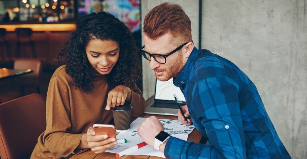 Deux amis qui apprennent comment utiliser des expressions allemandes drôles