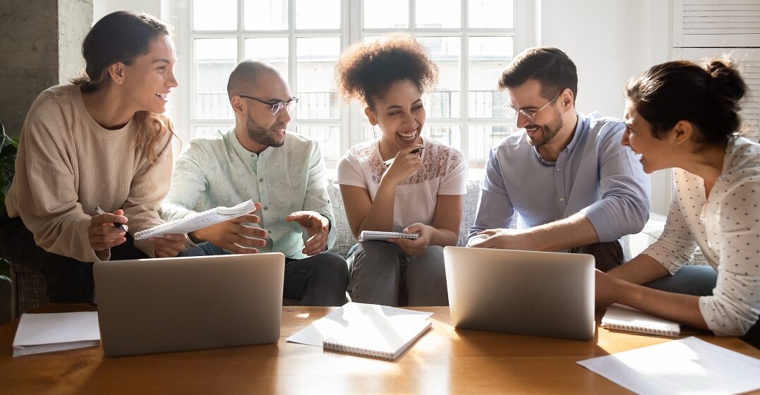 Grupo de amigos aprendiendo palabras en alemán sin traducción al español