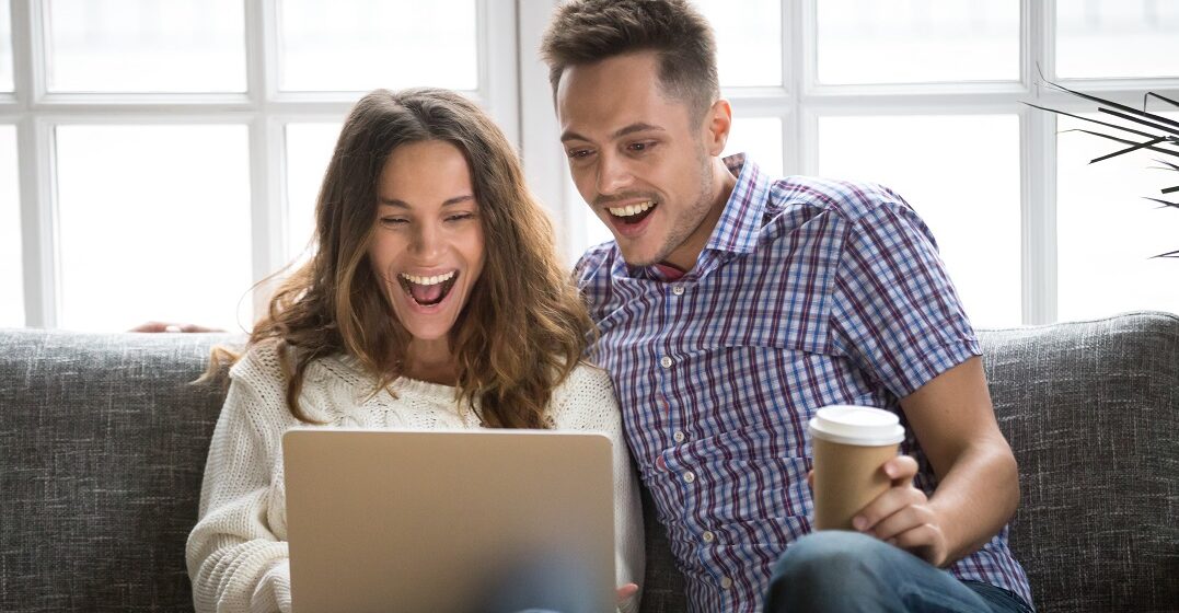 Una joven pareja descubre 30 datos curiosos sobre el inglés