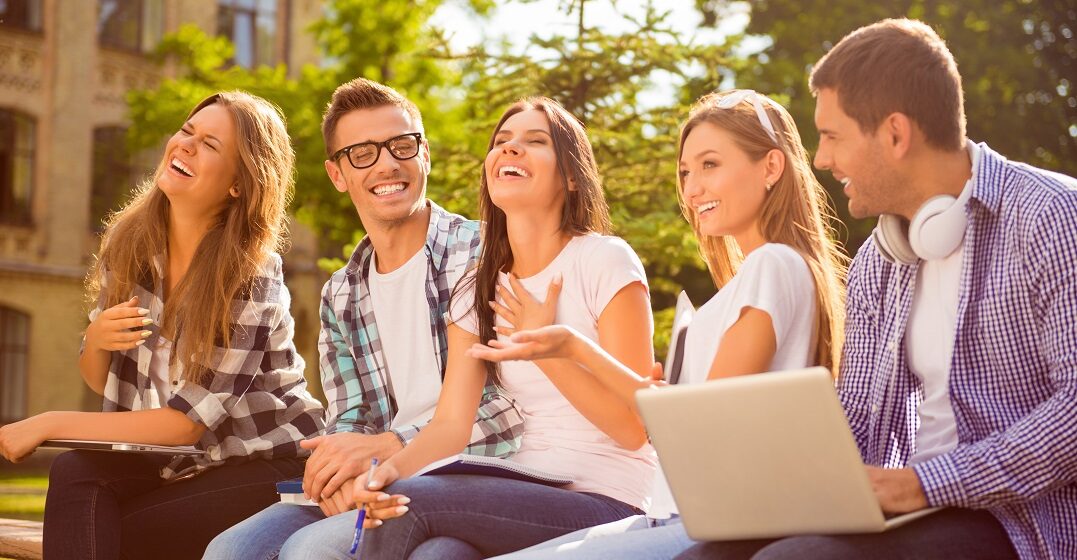 Amigos hablando de las expresiones regionales en francés