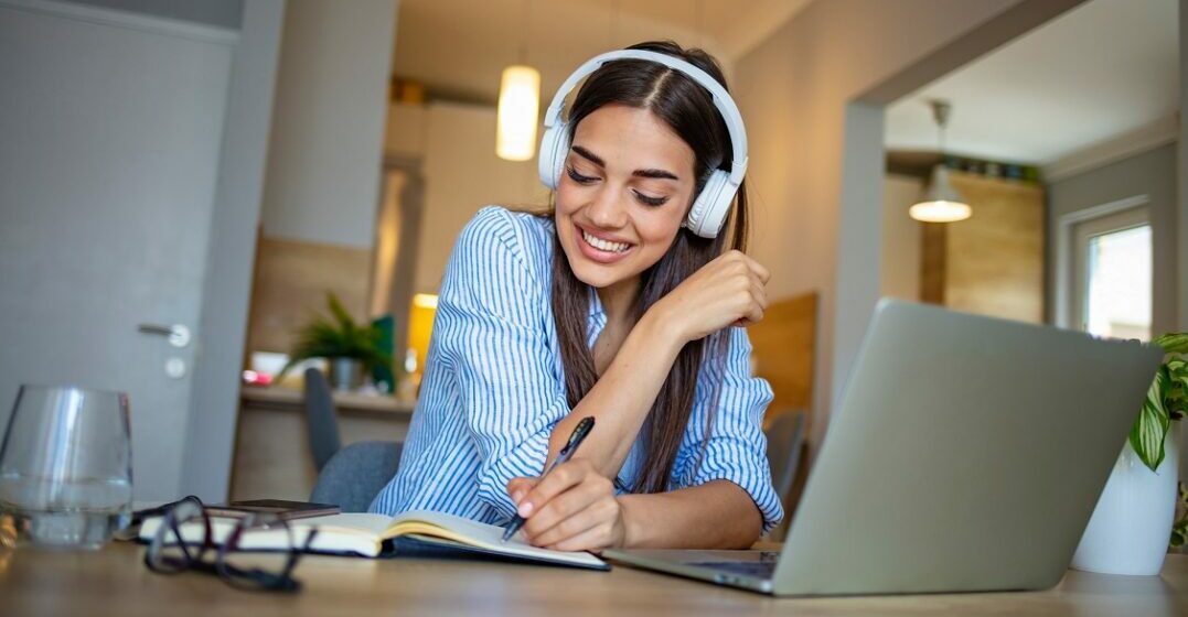 Femme apprenant les similitudes entre l'anglais et l'allemand, langues germaniques