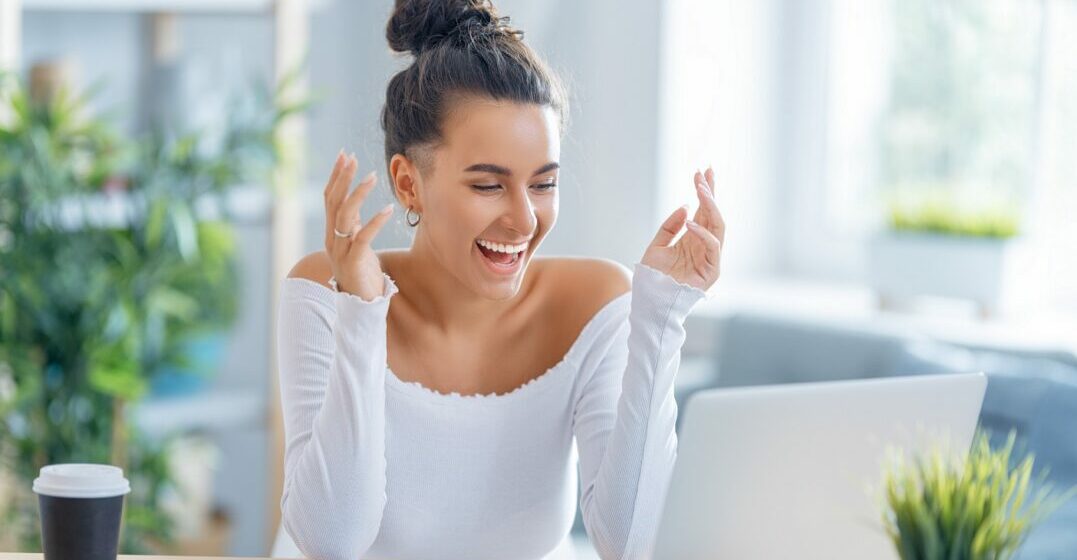 Femme apprenant des expressions espagnoles