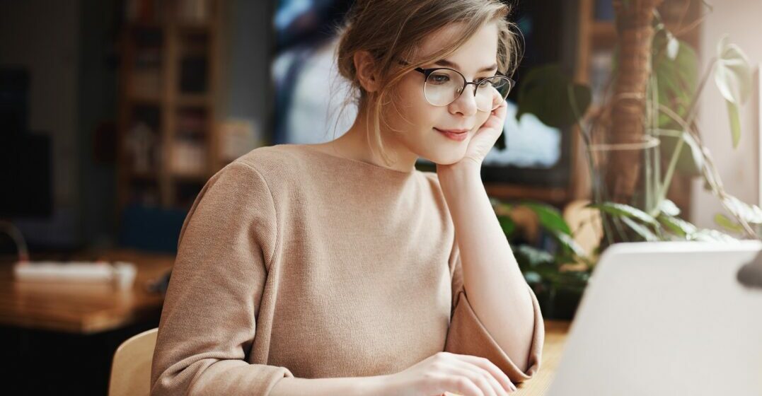 Woman learning French filler words