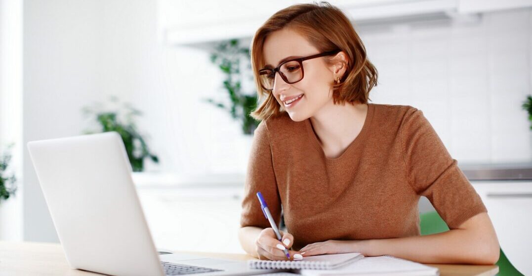 Femme apprenant les mots de remplissage en français