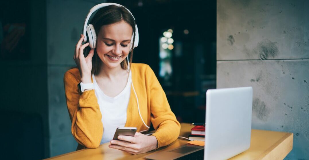 fille écoutant la radio pour apprendre l'espagnol