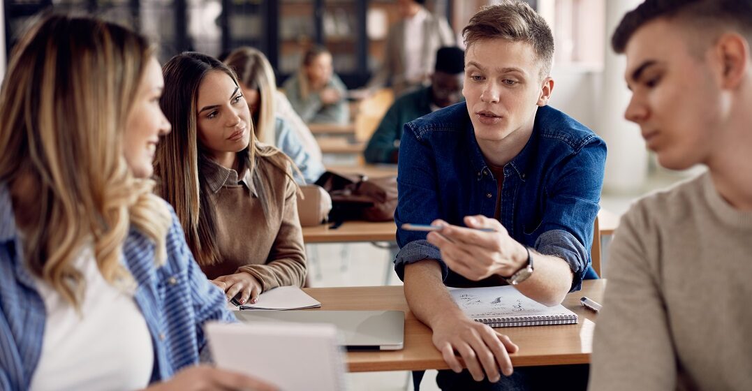 Estudiantes aprendiendo las tildes en español