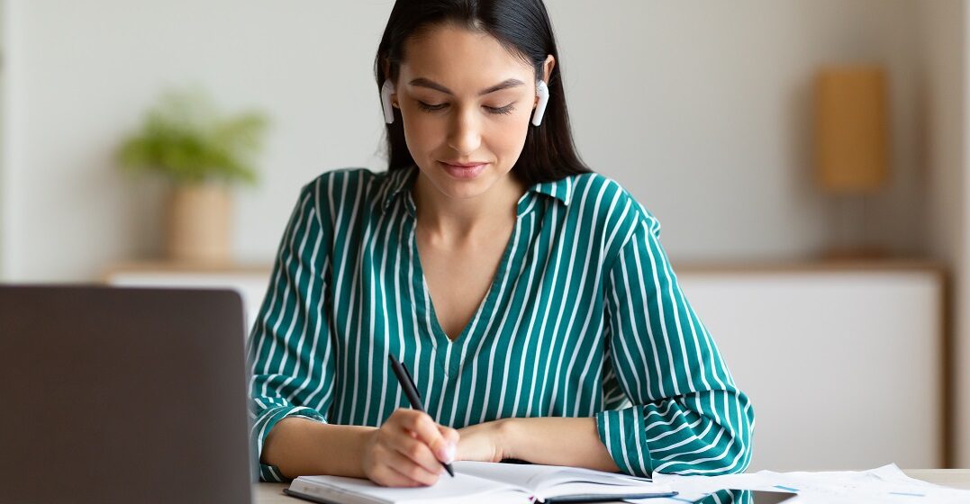 Mujer estudiando las similitudes entre el español y el francés