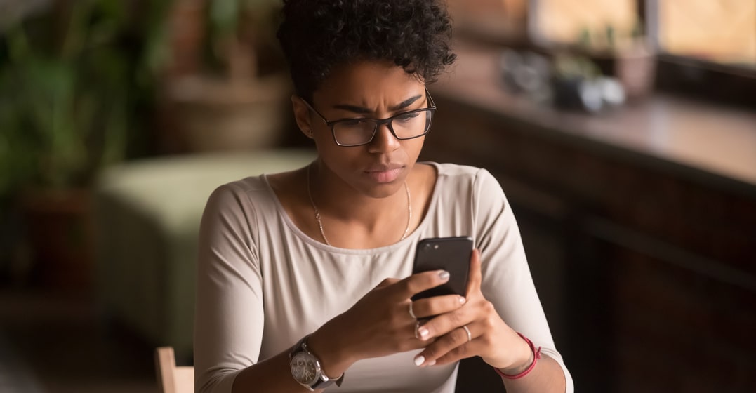 woman searching up false friends in languages on her phone