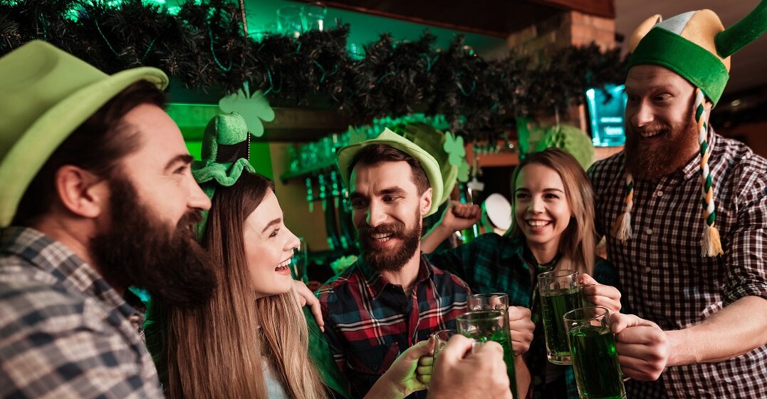 Amigos celebrando El día de San Patricio