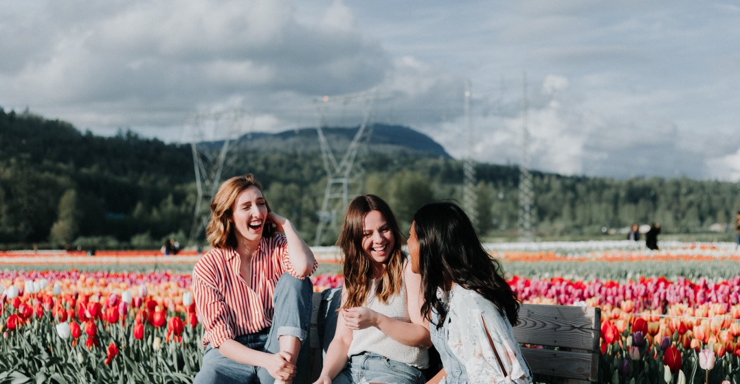 Three girlfriends talking about how to flirt in German