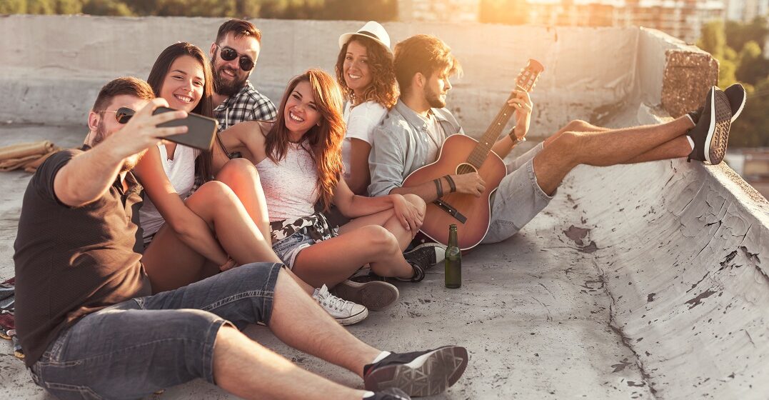 20 American English phrases and words for hanging out