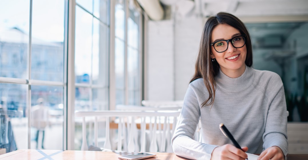 woman studying French idioms to help her sound more fluent