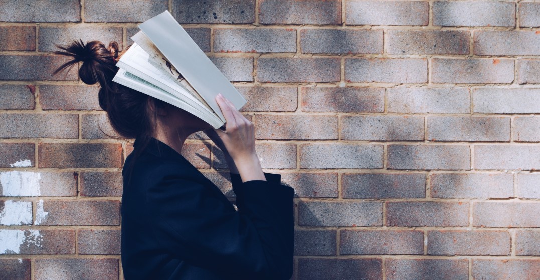 Quel est le plus long mot du monde: Femme avec un livre