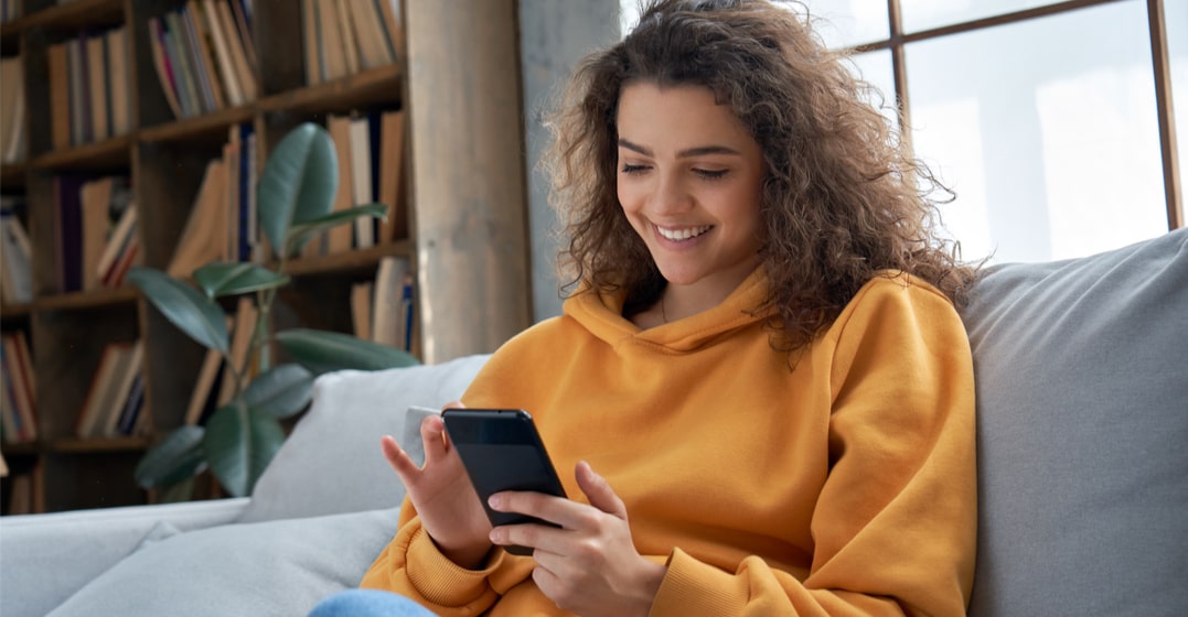 girl looking for the best mobile providers in germany on her phone