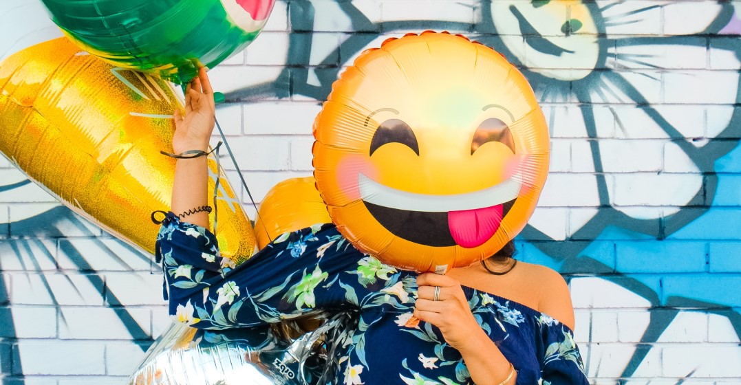 femme avec un ballon racontant une blague en espagnol