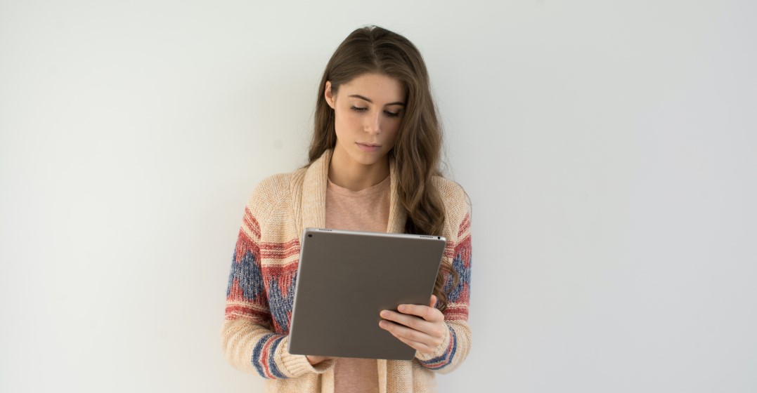 Una mujer con una tableta se prepara para el sprint de lingoda
