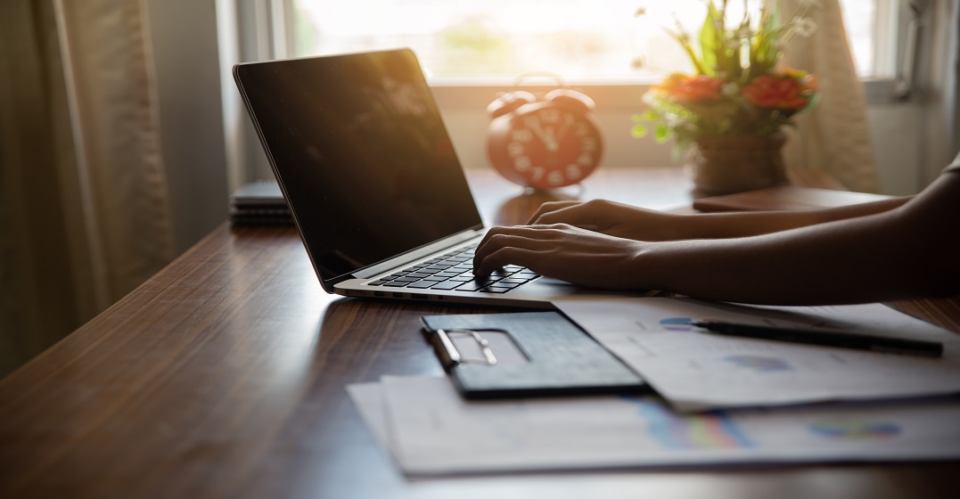 Personne consultant un site d'information en anglais