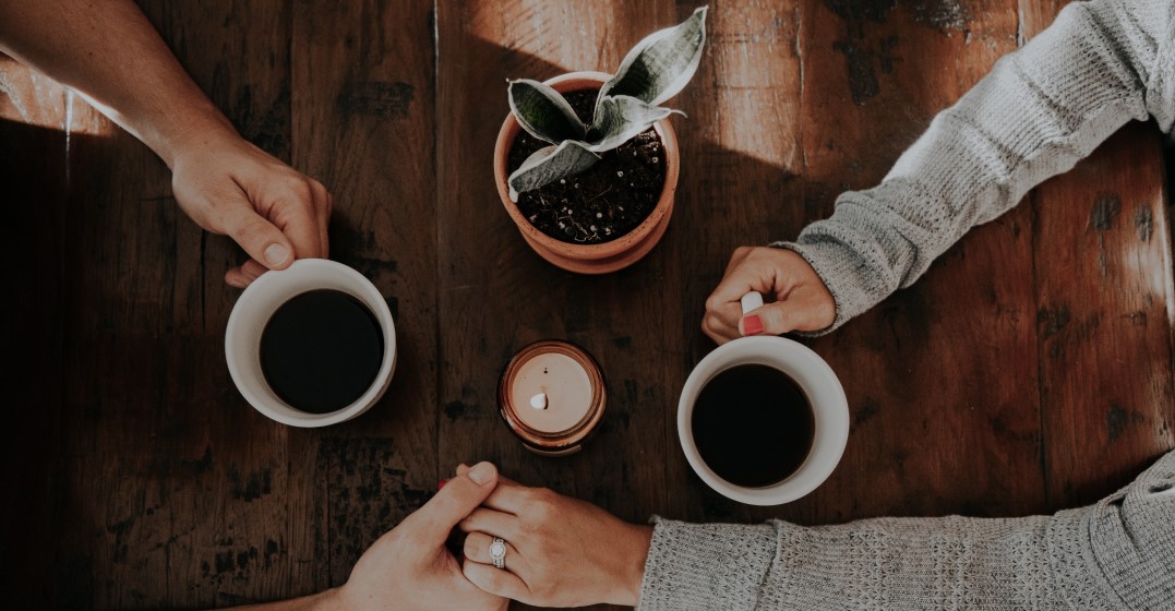 Una pareja diciendo te quiero en inglés