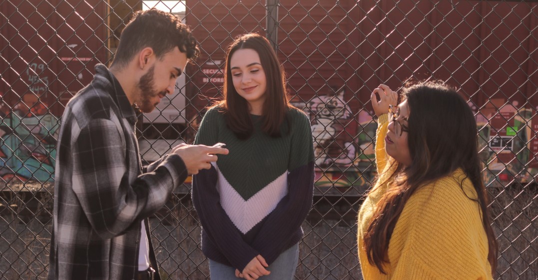 spanish friends talking together saying real spanish sayings