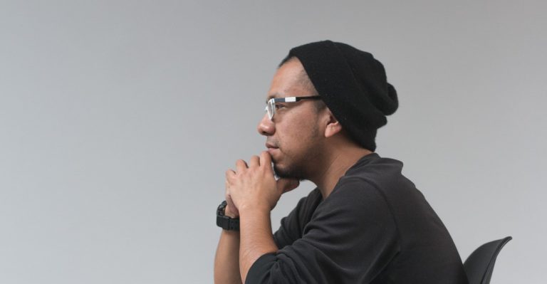 Un hombre joven reflexiona sobre las emociones entre las diferentes culturas