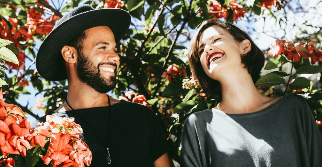 Man and a woman laughing about funny French jokes