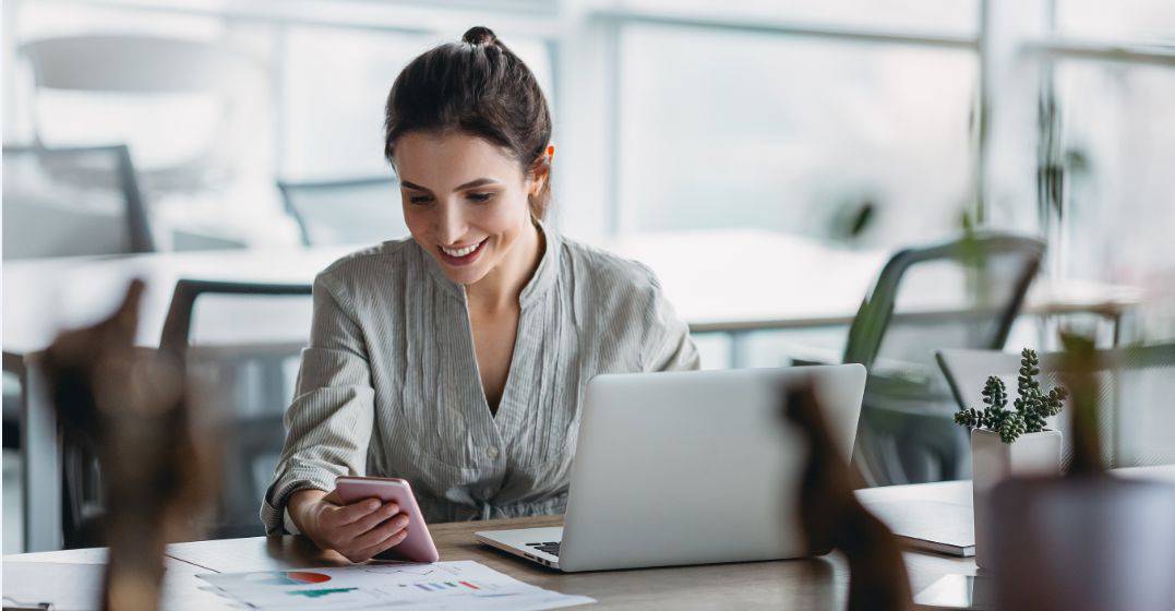 Mujer aprendiendo el francés profesional