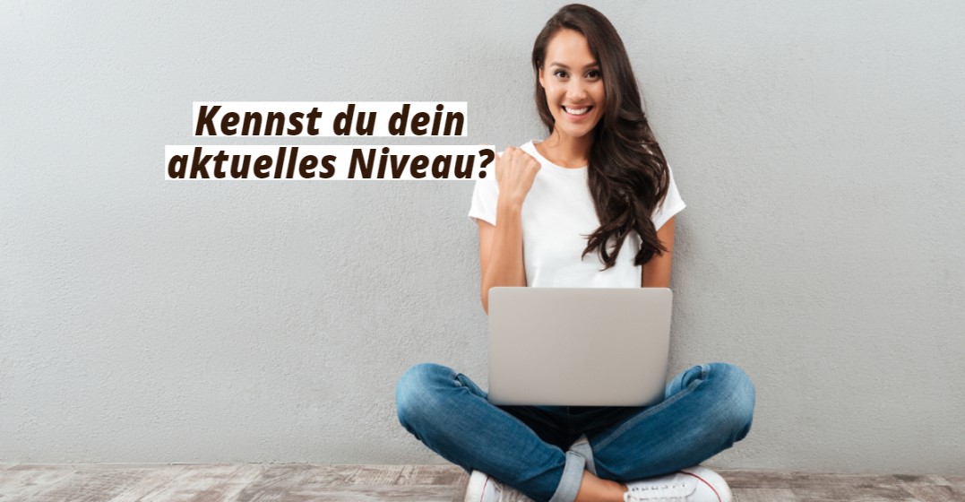 Junge Frau mit einem Laptop macht einen EInstufungstest, um ihr Sprachniveau zu prüfen