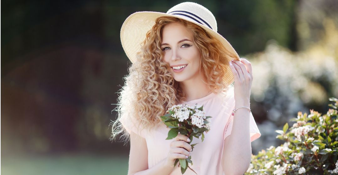 Una mujer con flores en la mano aprende expresiones de primavera