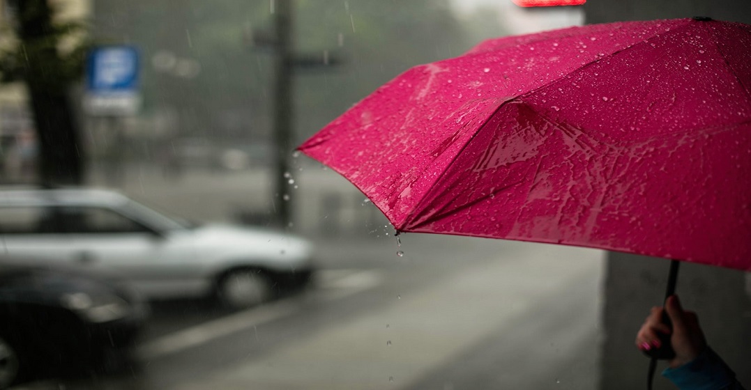 Une personne sous un parapluie - expressions liées à la météo en anglais