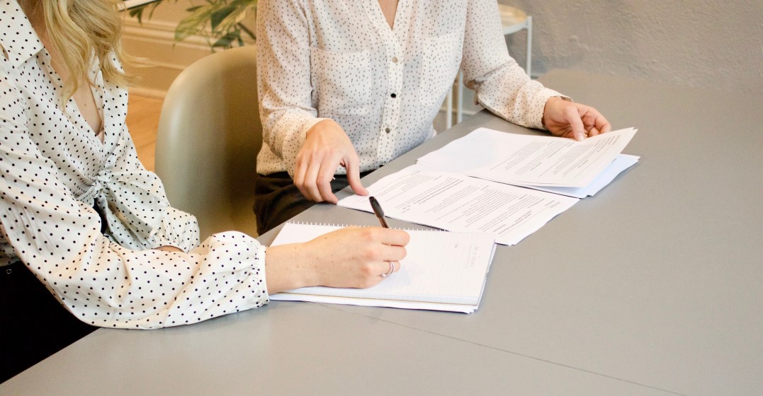 woman negotiating her salary in english