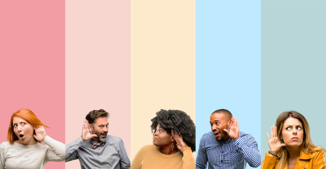 Eine diverese Gruppe macht sich Gedanken, ob Sprache sexistisch ist