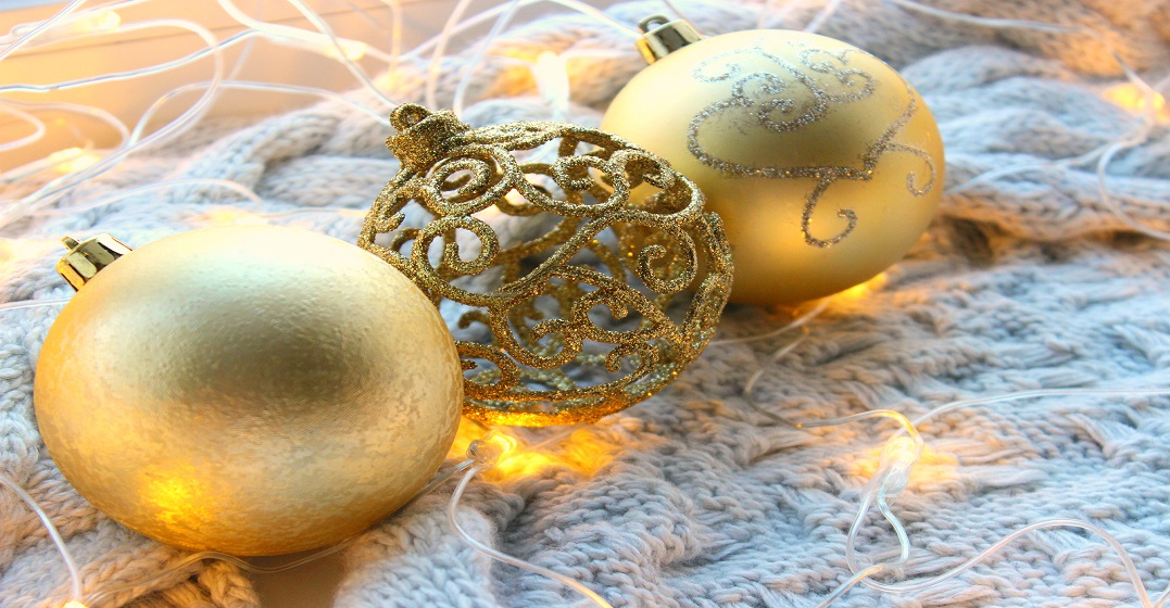 Adornos navideños dorados