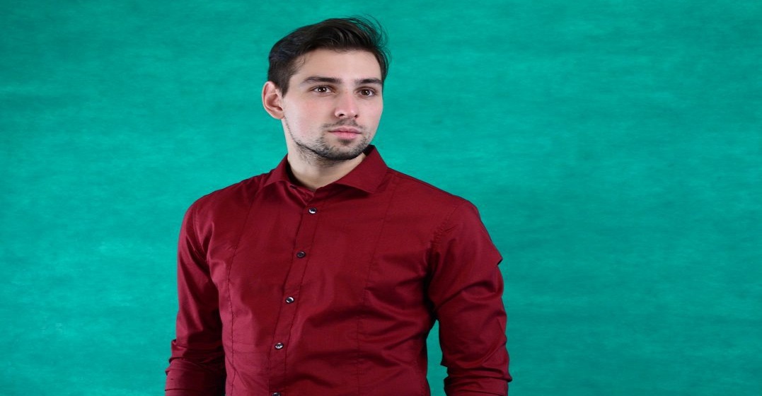 Foto de Nikolai, un hombre que habla de su experiencia aprender inglés