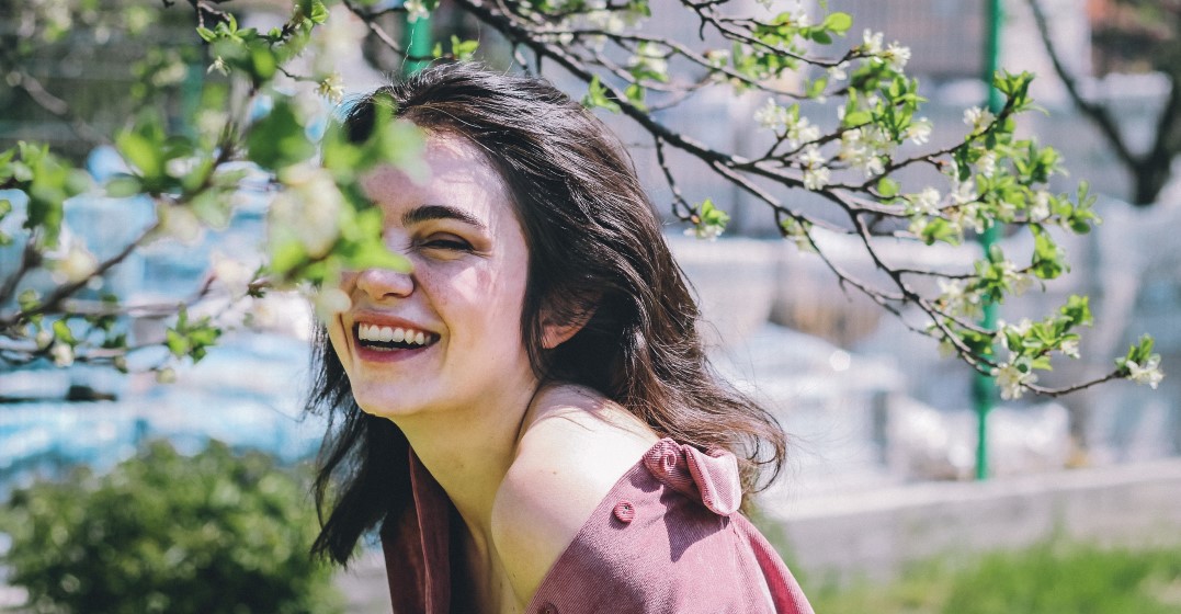 Portrait einer jungen Frau, die über lustige englische Wörter lacht