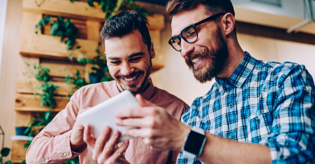 English swear words: friends looking up how to swear in english and laughing