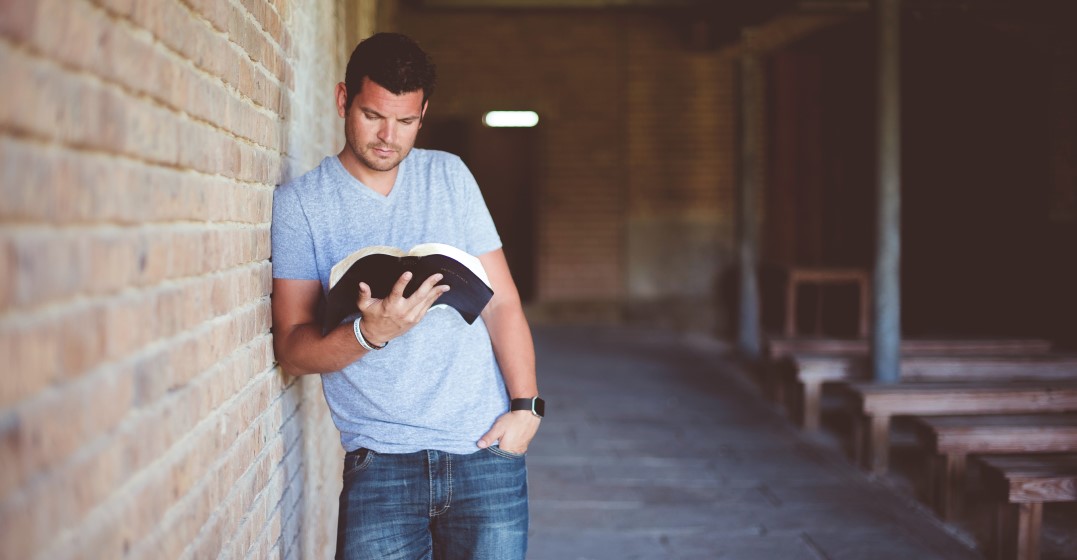 Homme lisant comment apprendre les articles en allemand