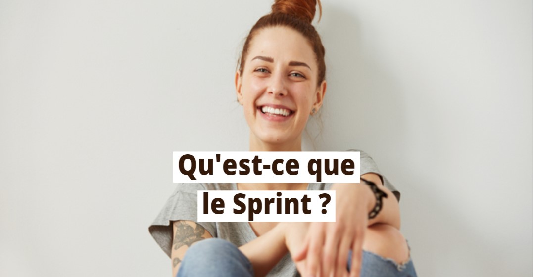 Une femme souriante qui a terminé le sprint de lingoda