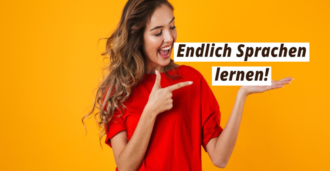 EIne Junge Frau zeigt fröhlich auf einen Banner, auf dem steht !Endlich Sprachen lernen