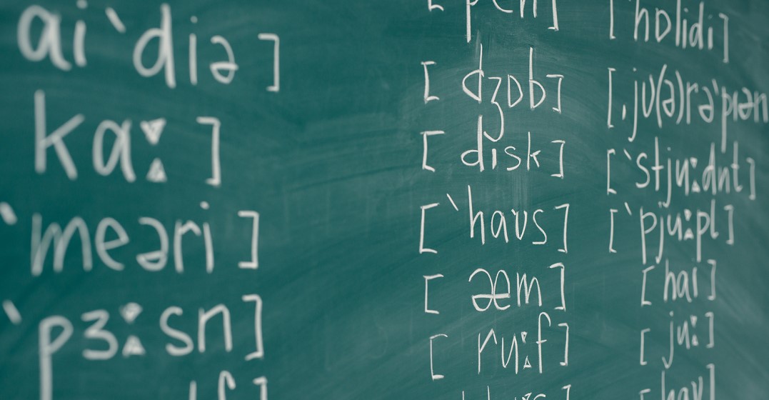 Das phonetische Alphabet auf einer Tafel in einer nicht-phonetischen Spache