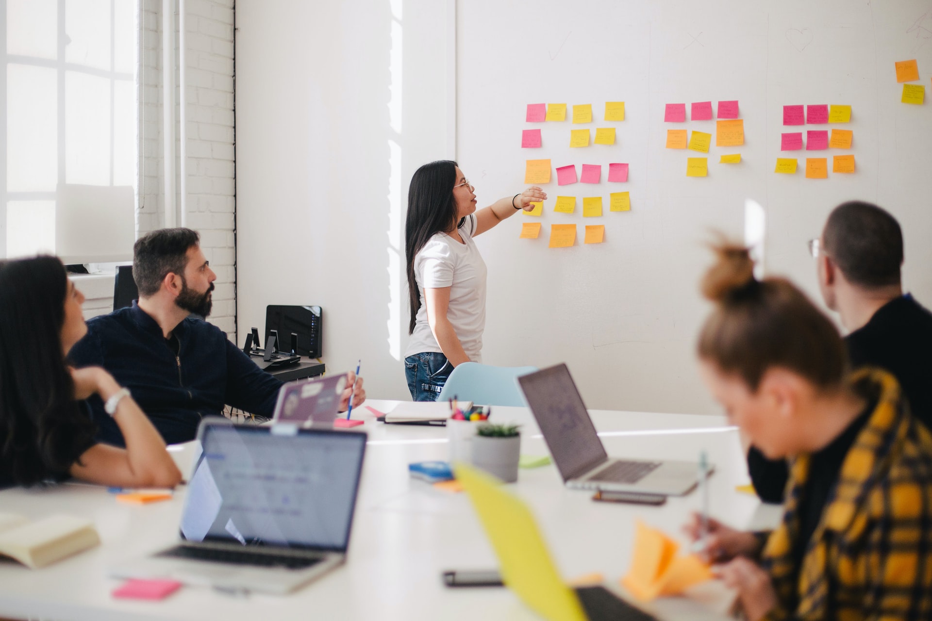 Personne en train de faire une présentation en anglais