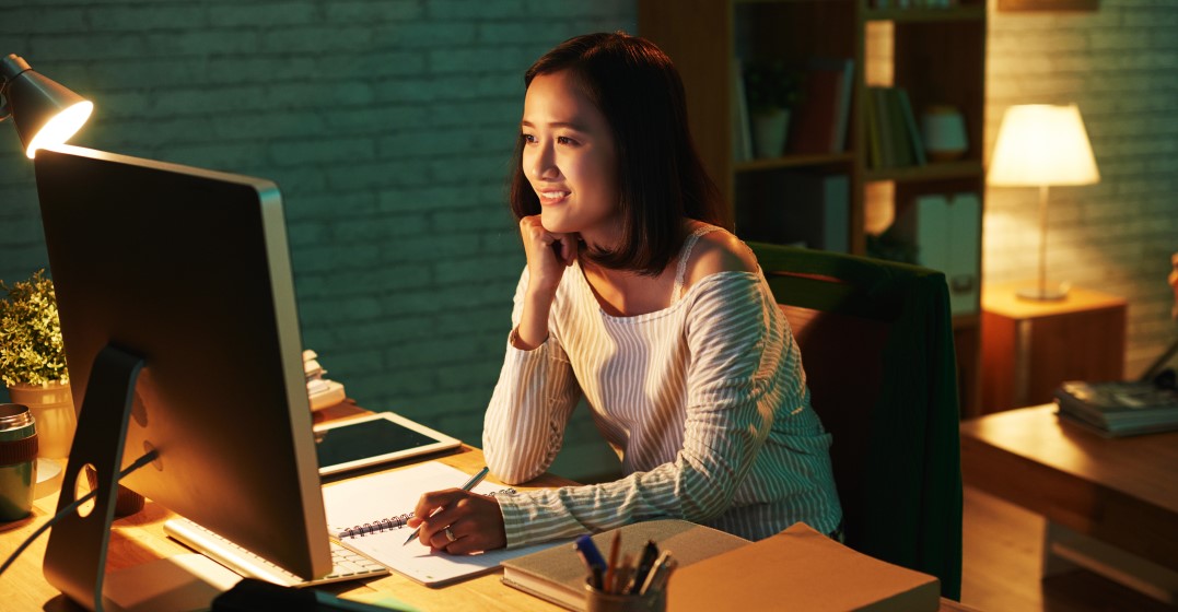 a woman studying Spanish collocations online