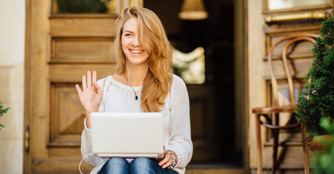 Ein Mädchen lernt wichtige englische Vokabeln auf ihrem ipad