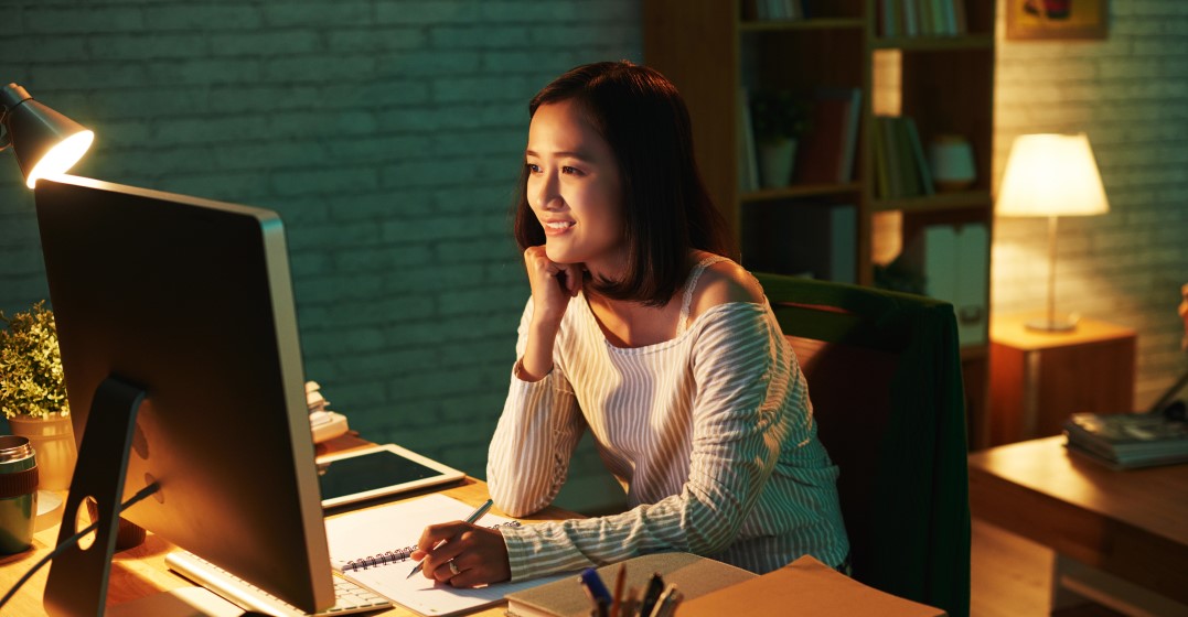 woman on her computer looking up the best ways to learn French