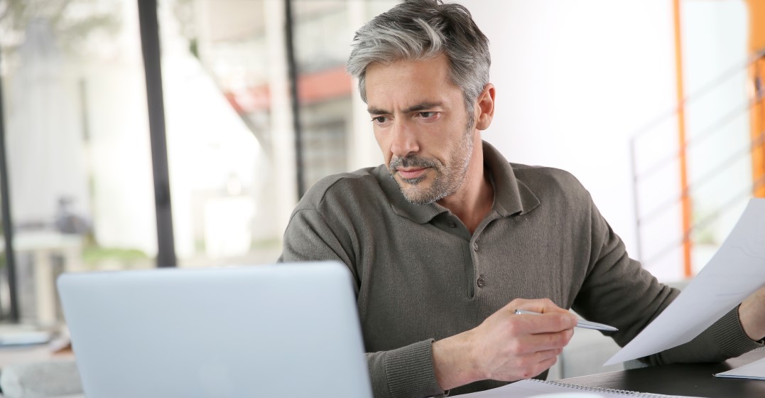 man studying the most spoken words in german