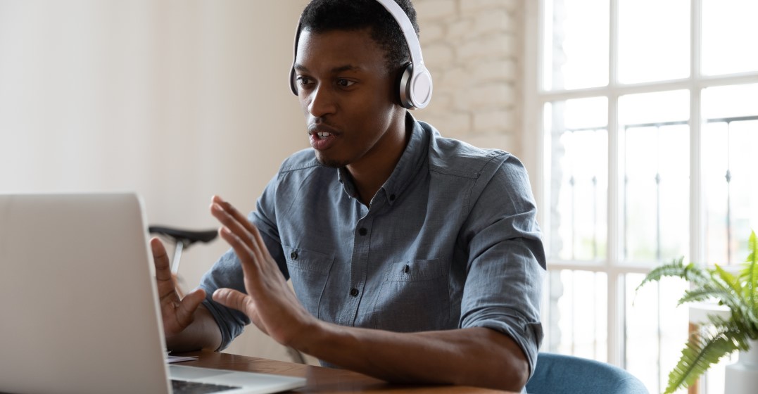 young man learning spanish adverbs of frequency online