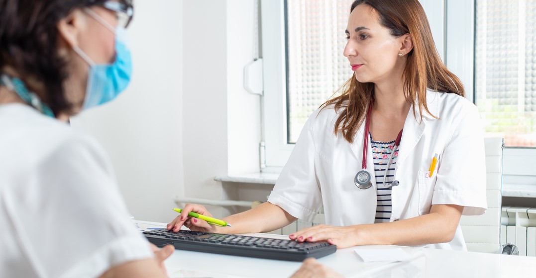 woman going to an appointment to see a doctor in spanish