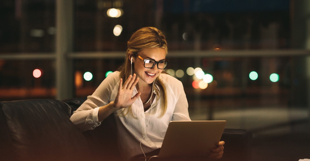 woman online talking to her teacher about how to use ellipsis in English