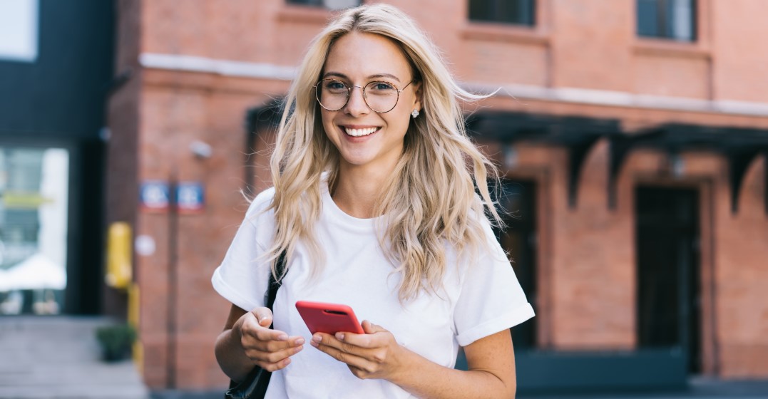 woman laughing at French tongue twisters