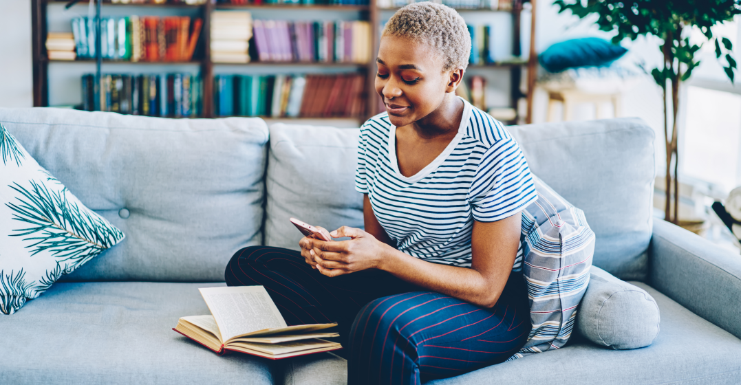 woman studying Esperanto on her mobile phone