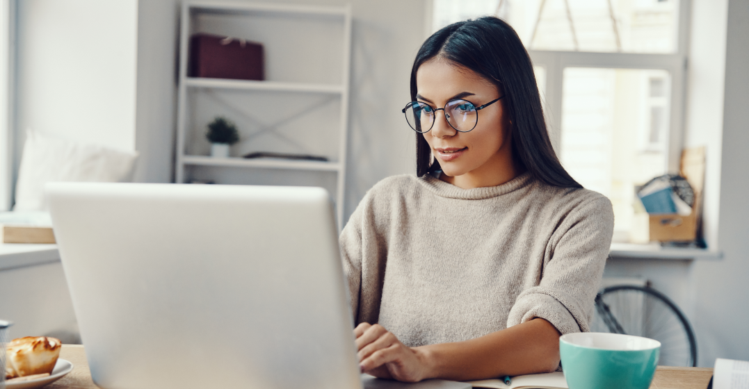 Frau auf der Suche nach den besten Jobs im Ausland
